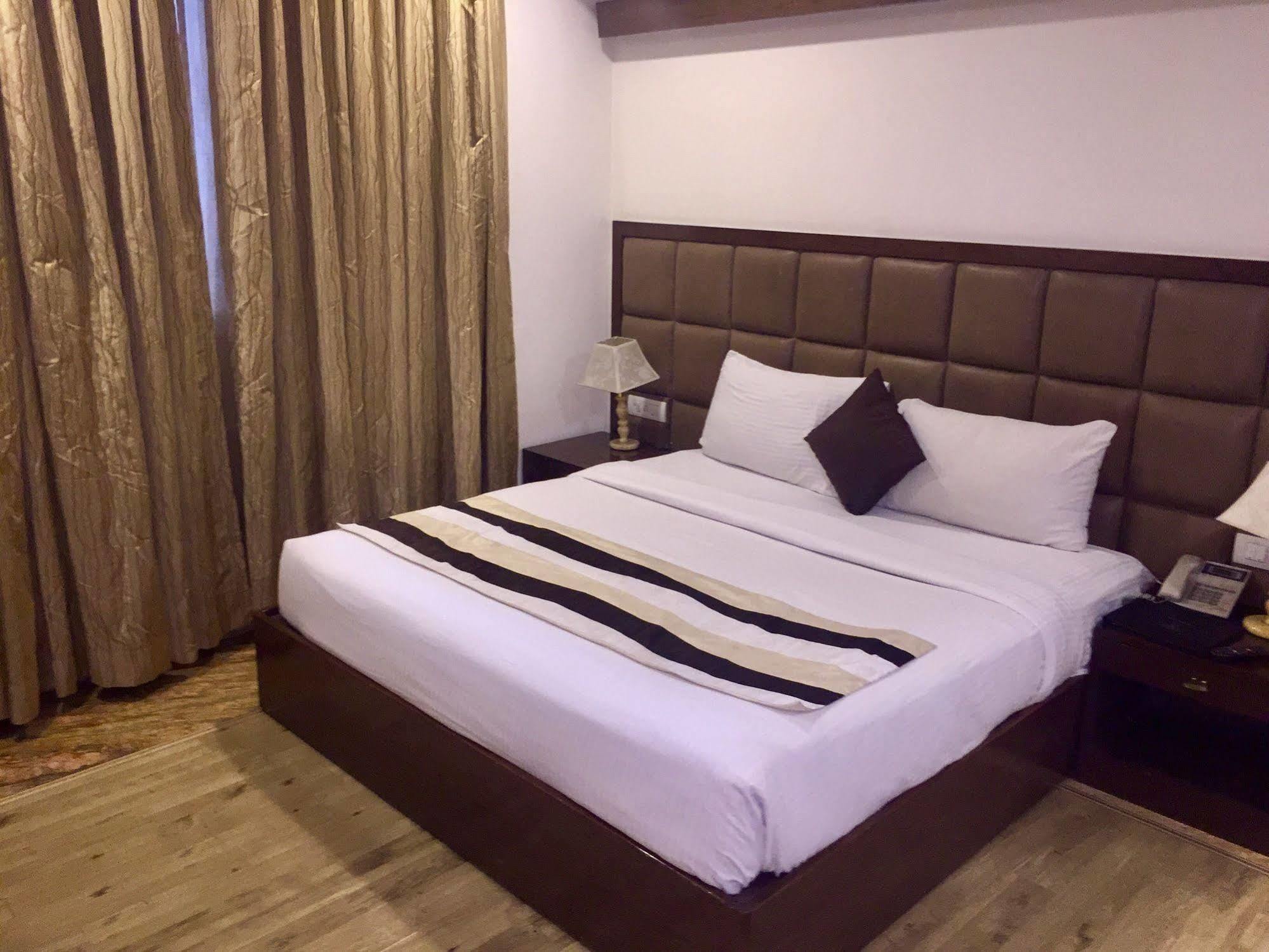 Taurus Sarovar Portico Új-Delhi Kültér fotó